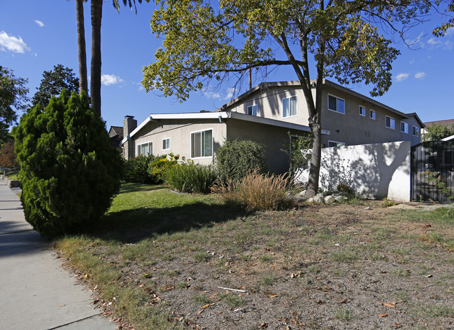 329 E California Blvd in Pasadena, CA - Foto de edificio - Building Photo