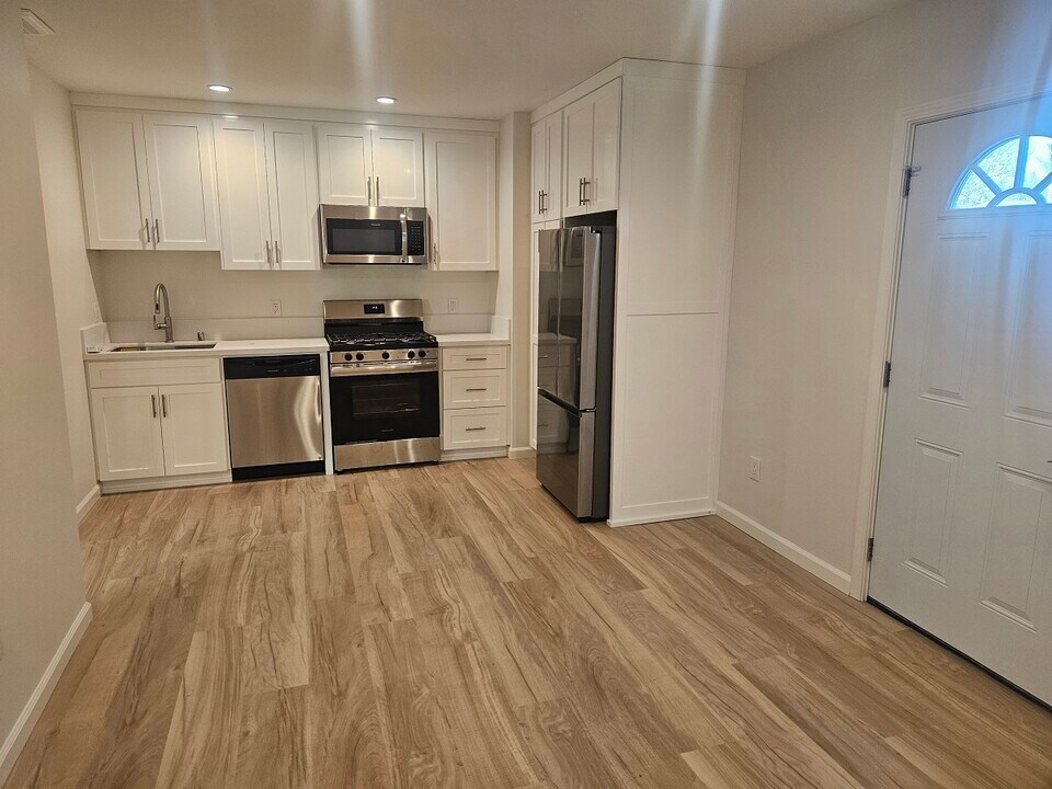 17140 Rayen St in Northridge, CA - Building Photo