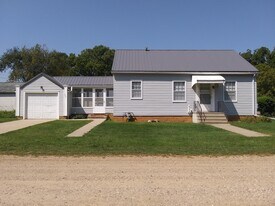 105 S Lindberg Ave in Dunnell, MN - Building Photo