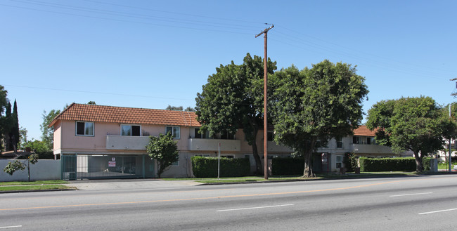 13850 Victory Blvd in Van Nuys, CA - Building Photo - Building Photo