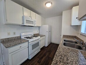 807 Meadowcreek Dr in Round Rock, TX - Building Photo - Building Photo
