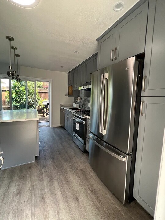 483 Park St in Redwood City, CA - Building Photo