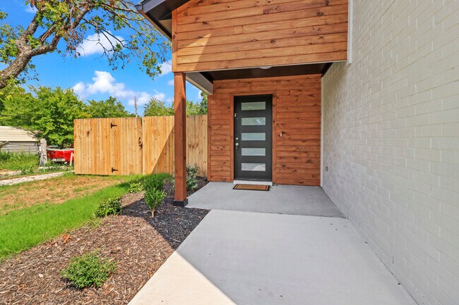 1905 Gordon St in Greenville, TX - Building Photo - Building Photo