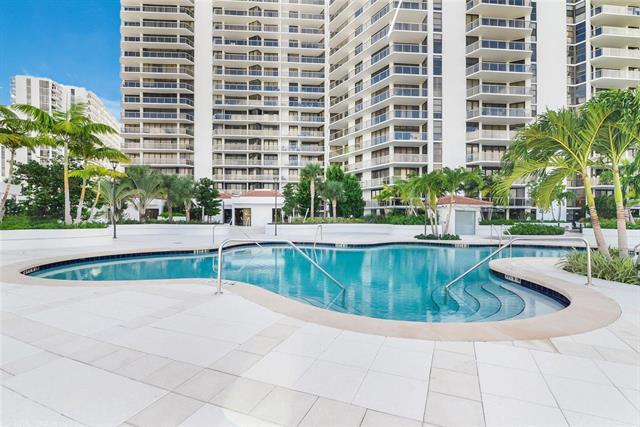 20281 E Country Club Dr, Unit 811 in Aventura, FL - Building Photo