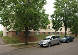 Union Park Apartments in St. Paul, MN - Building Photo - Building Photo