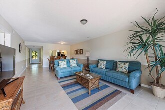 1290 Yesica Ann Cir in Naples, FL - Foto de edificio - Building Photo