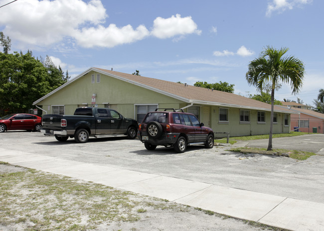 13705-13759 Memorial Hwy in Miami, FL - Building Photo - Building Photo