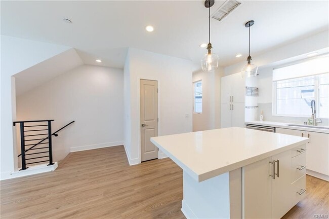 10736 Bloomfield St in Toluca Lake, CA - Building Photo - Building Photo