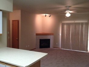 2707 Triple Crown Ln-Unit -03 in Iowa City, IA - Building Photo - Building Photo