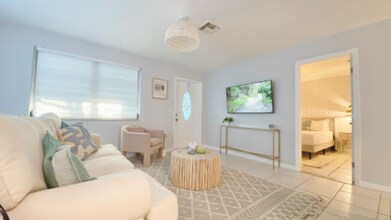 2039 Monroe Ave in Naples, FL - Foto de edificio - Building Photo