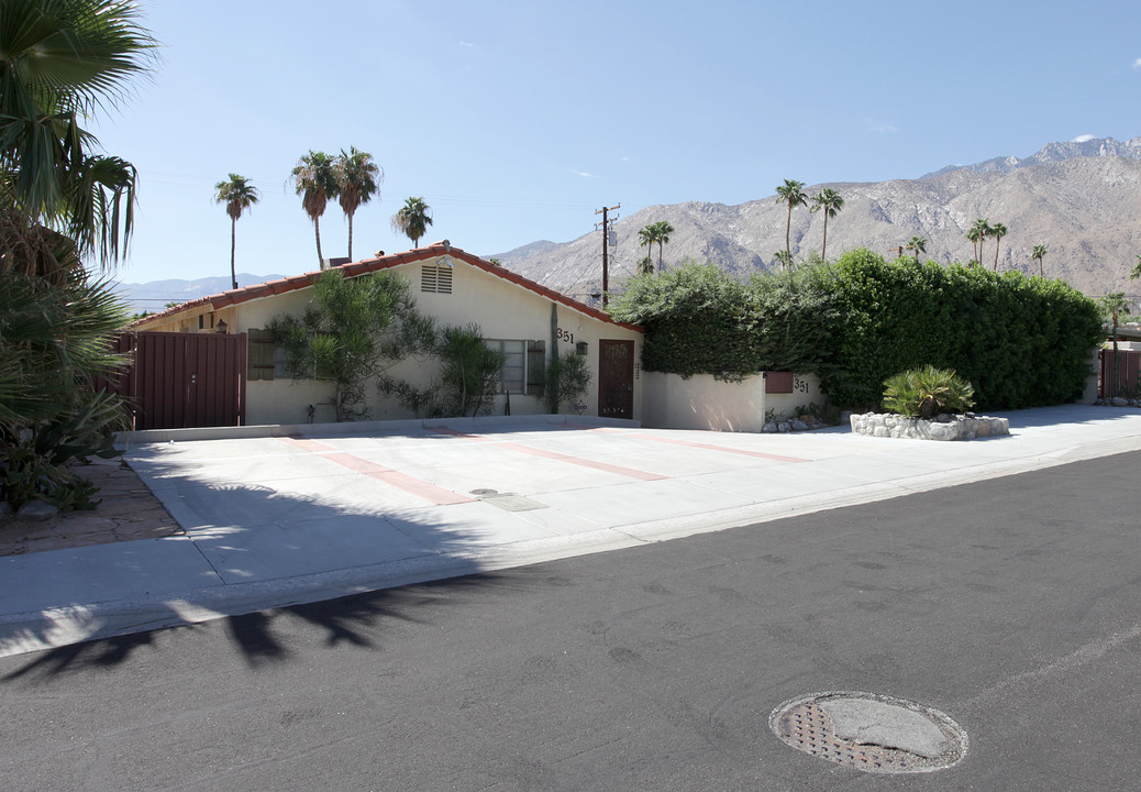 351 E Cottonwood Rd in Palm Springs, CA - Building Photo