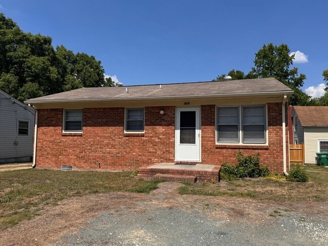 property at 915 Pine Cir Dr