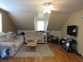 709 Bluemont Ave in Manhattan, KS - Building Photo