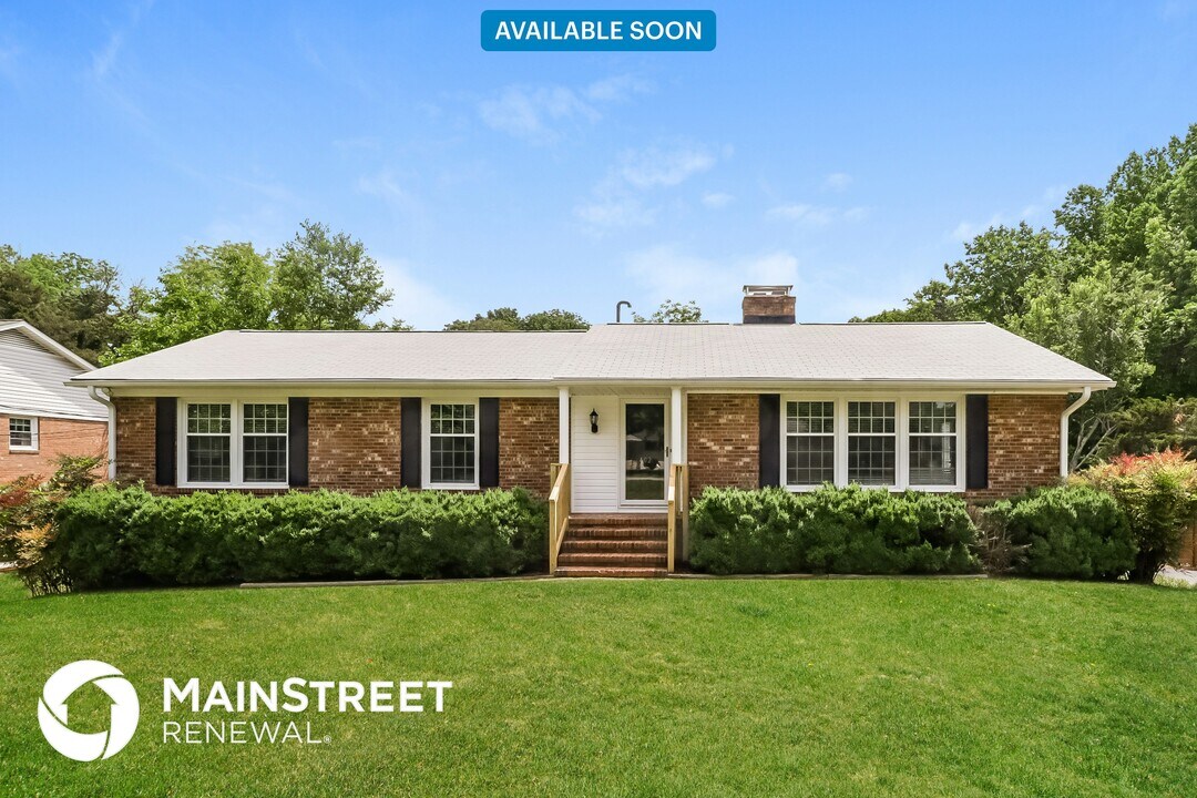 402 Boxwood Dr in Greensboro, NC - Building Photo