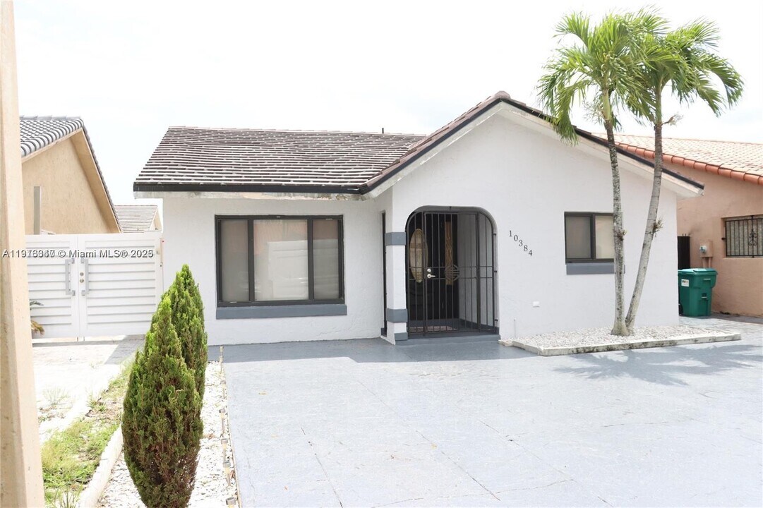10384 NW 128th Terrace in Hialeah Gardens, FL - Building Photo