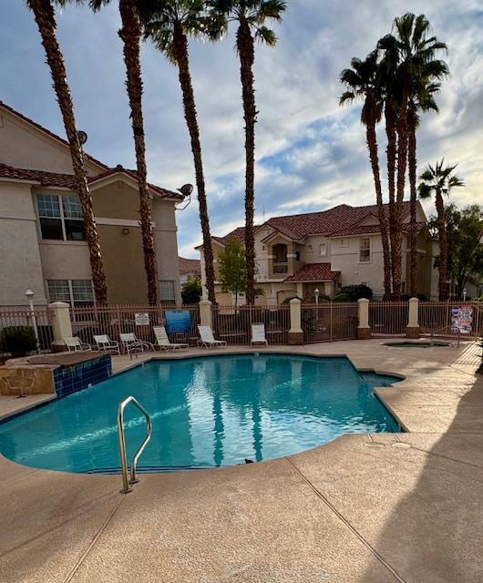 8555 W Russell Rd in Las Vegas, NV - Foto de edificio - Building Photo