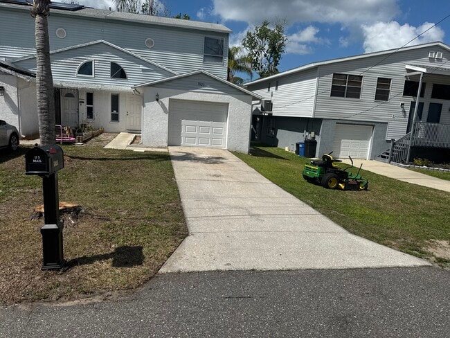 7023 Oakwood Dr in New Port Richey, FL - Building Photo - Building Photo