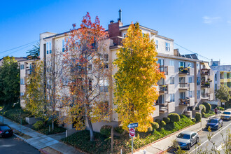 Bayo Vista Apartments in Oakland, CA - Foto de edificio - Building Photo