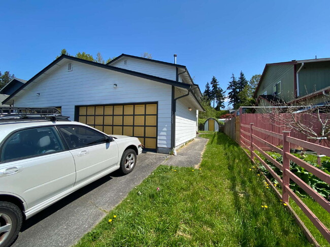 property at 2209 W Xenia Ln