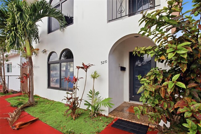 3210 SW 26th St in Miami, FL - Building Photo - Building Photo
