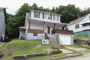 809 Zimmerman St in Jeannette, PA - Building Photo