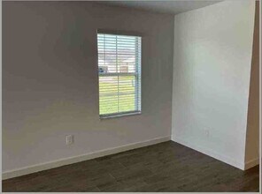 10721 Gable Dig Lp in San Antonio, FL - Building Photo - Building Photo