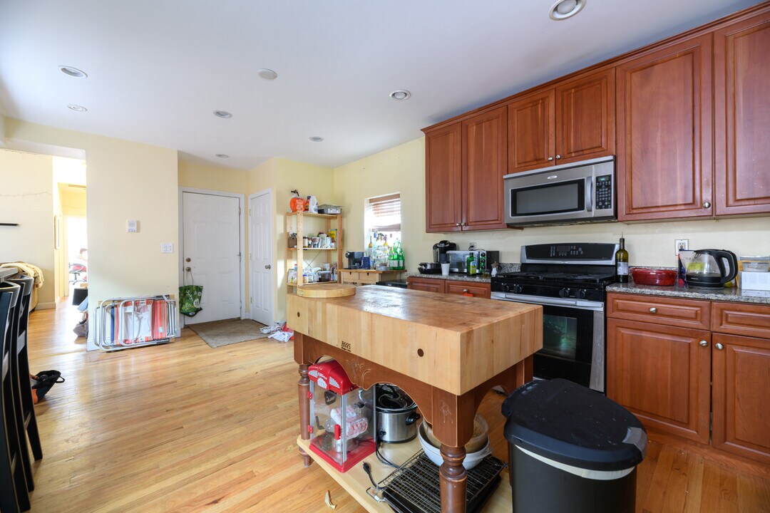 57 Otis St, Unit 2B in Cambridge, MA - Foto de edificio