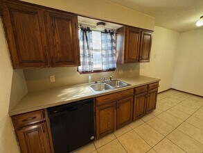 701 N Robin Way in Mustang, OK - Building Photo - Building Photo