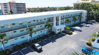 9200 Midnight Pass Rd in Sarasota, FL - Building Photo - Building Photo
