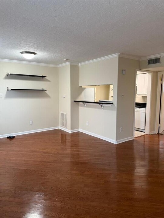 6410 Del Monte Dr in Houston, TX - Building Photo
