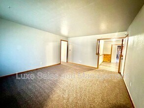 1020 SW 68th St in Oklahoma City, OK - Foto de edificio - Building Photo