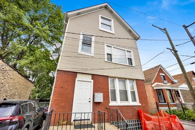property at 3040 W Medill Ave