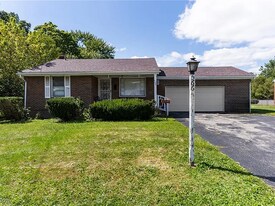 566 Sunshine Ave in Youngstown, OH - Building Photo