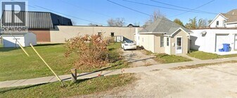9 Medora Ave W in Essex, ON - Building Photo