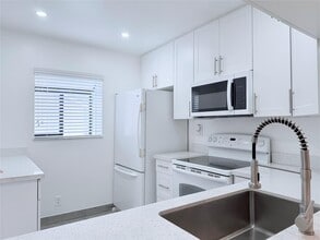117 Gardens Dr, Unit 201 in Pompano Beach, FL - Building Photo - Building Photo