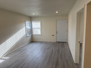 5242 McCallum Ave in South Gate, CA - Foto de edificio - Building Photo