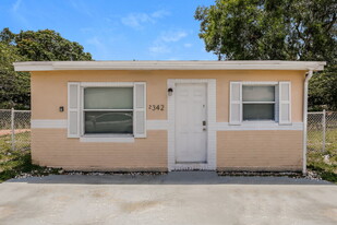 2342 Raleigh St in Hollywood, FL - Building Photo