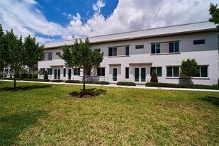 10447 NW 66th St in Doral, FL - Building Photo