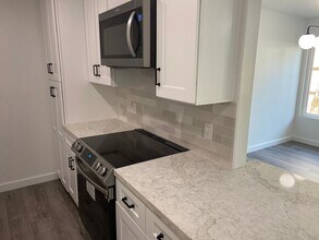 8022 Linda Vista Rd in San Diego, CA - Building Photo - Building Photo