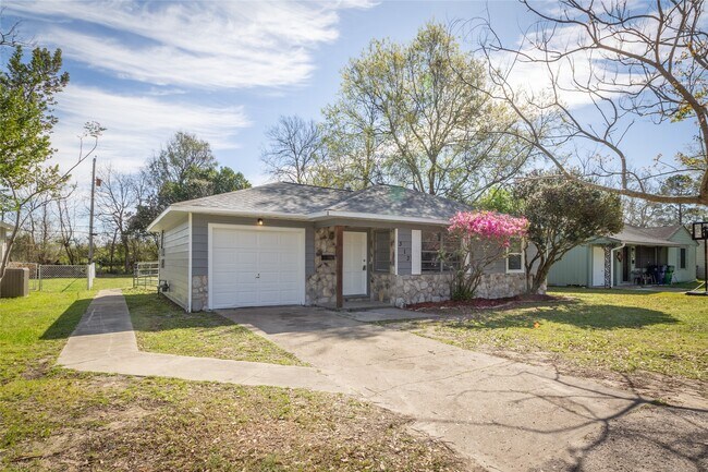 313 Evans St in Angleton, TX - Building Photo - Building Photo