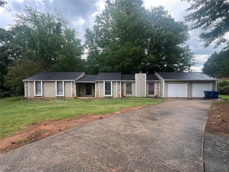 484 Johnson Rd in Lawrenceville, GA - Building Photo