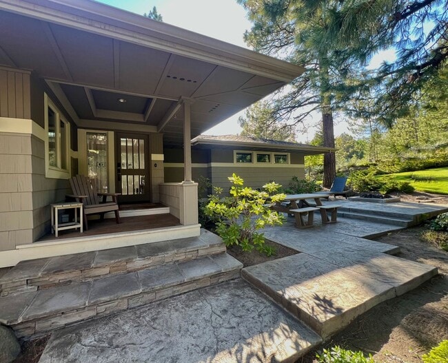 1162 NW Hillside Park Dr in Bend, OR - Foto de edificio - Building Photo
