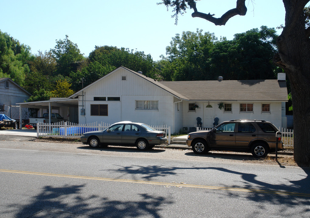 96 Erbes Rd in Thousand Oaks, CA - Foto de edificio