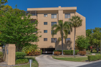 Imperial Pines Condominiums in Clearwater, FL - Building Photo - Building Photo