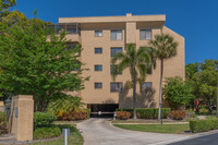 Imperial Pines Condominiums in Clearwater, FL - Foto de edificio - Building Photo