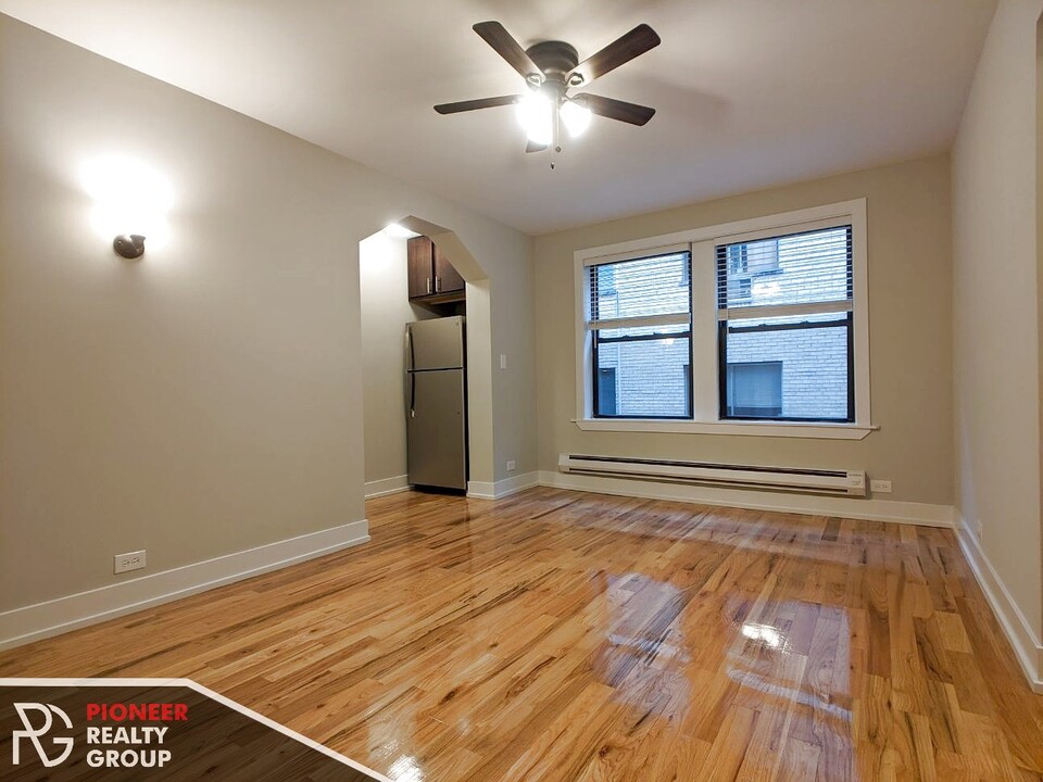 429 W Roscoe St, Unit #425-308 in Chicago, IL - Building Photo