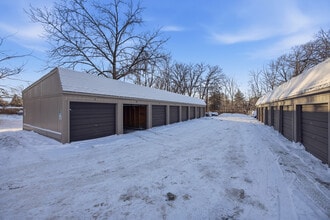 844 4th St SW in Forest Lake, MN - Foto de edificio - Building Photo