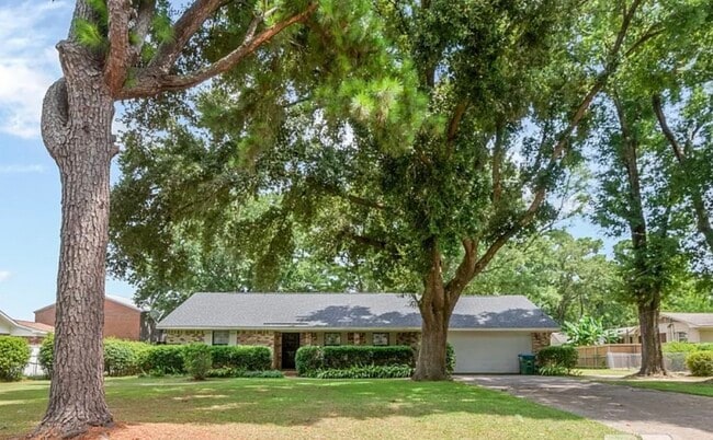 property at 4 Confederate Dr S