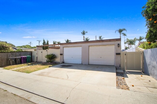 4925 Locust Ave in Long Beach, CA - Building Photo - Building Photo