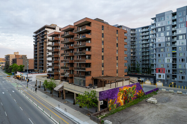 Grosvenor House in Calgary, AB - Building Photo - Building Photo